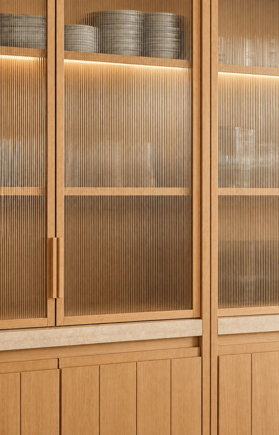 Vitrina de roble con vidrio estriado: transparencia sin mostrarlo todo.